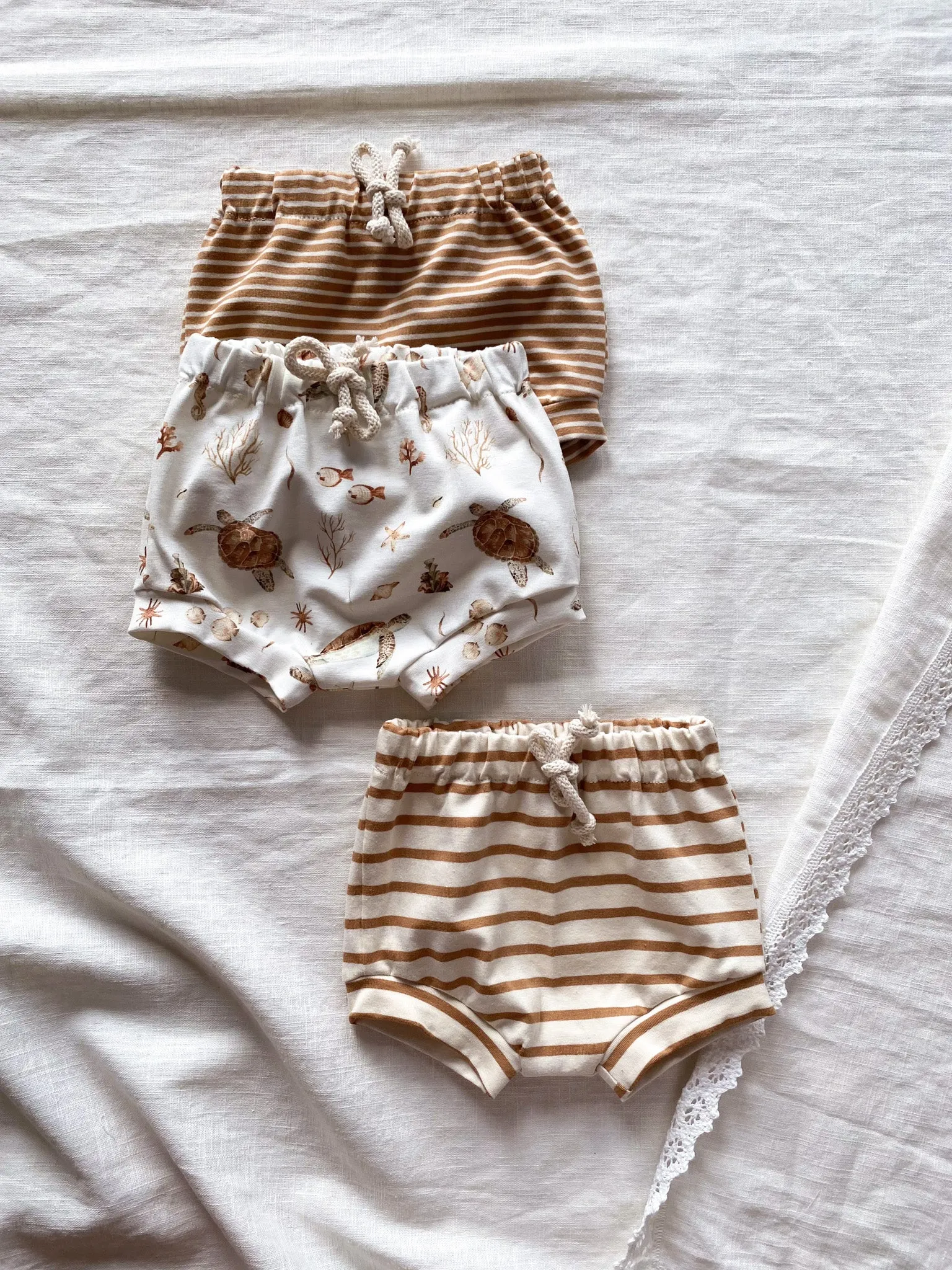 Baby boy shorts / caramel stripes