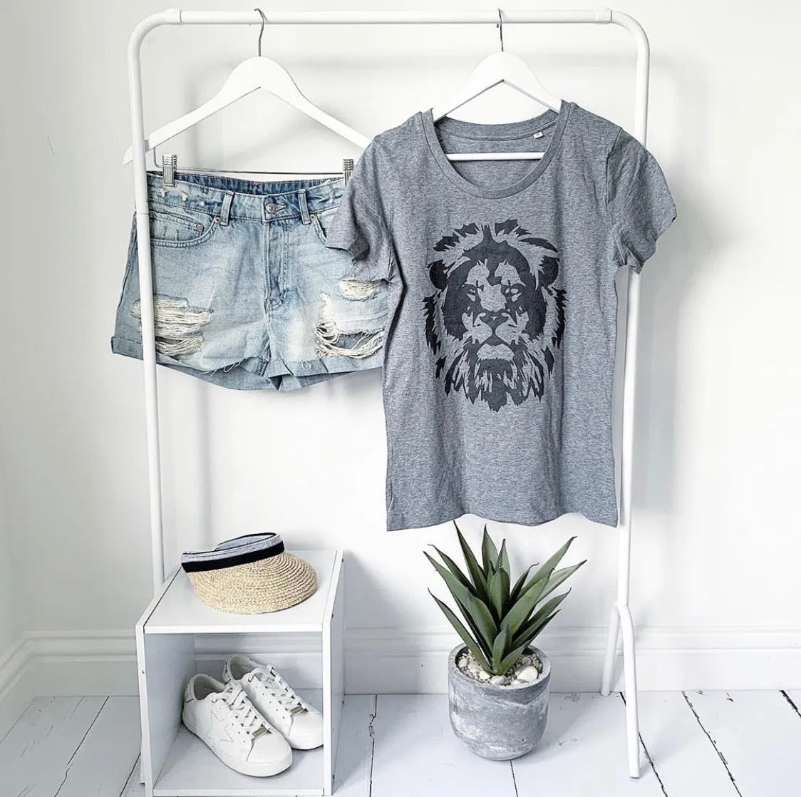 Black lion on grey tee *pre-loved*