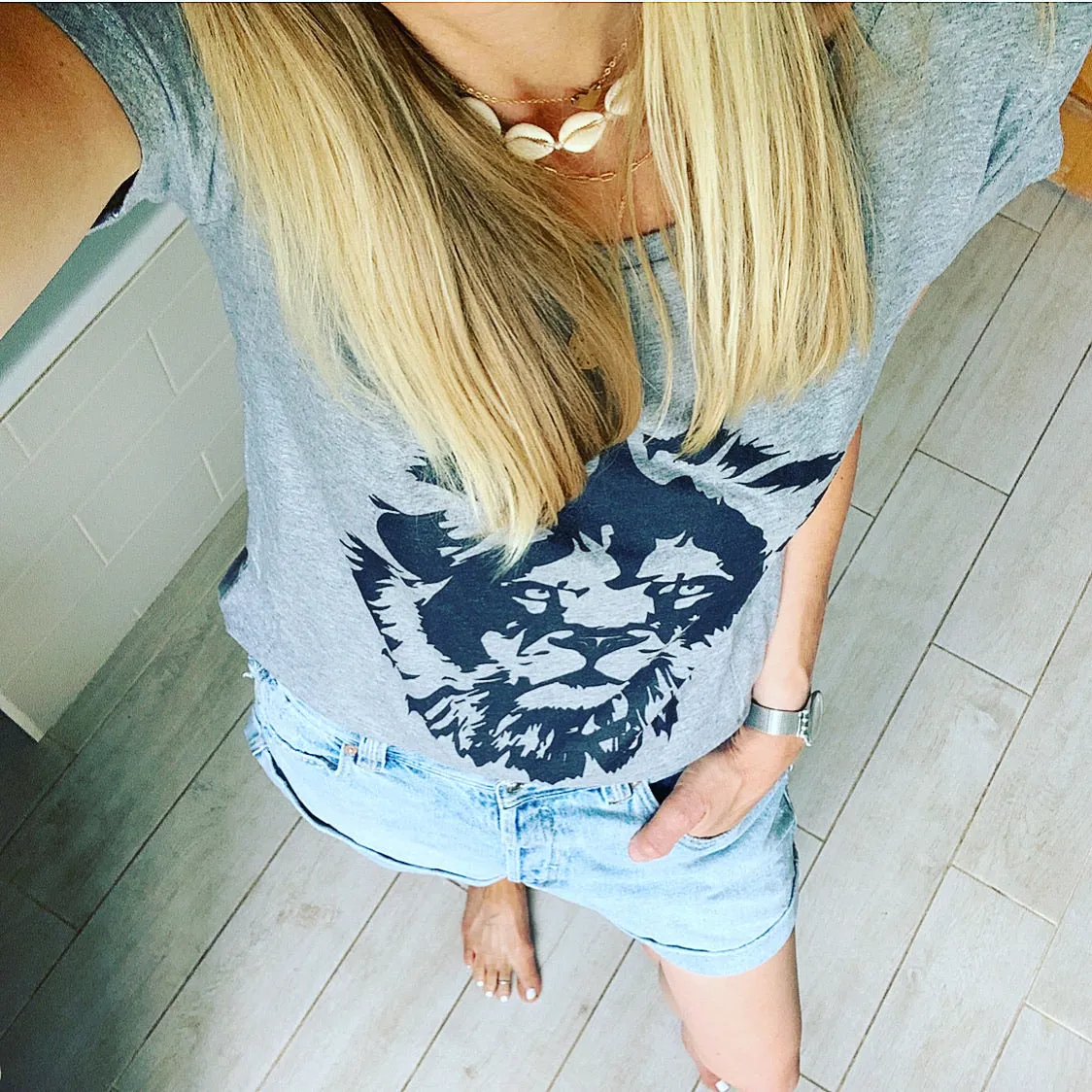 Black lion on grey tee *pre-loved*