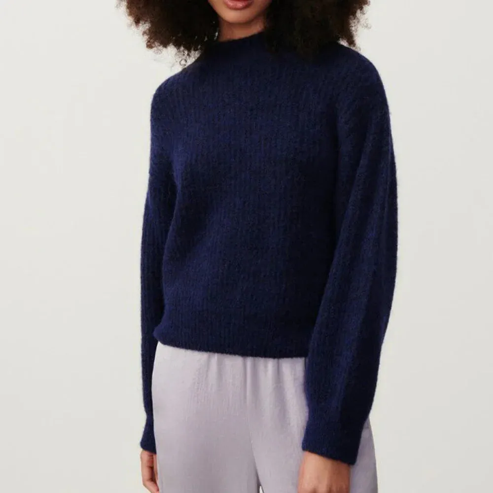 EAST18Q Navy Pullover