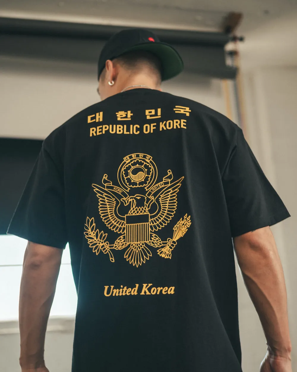 KR-AM PASSPORT TEE (CEMENT)